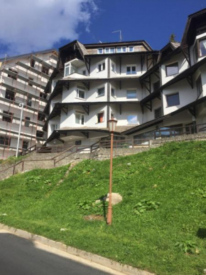 Apartment 102, Vila 